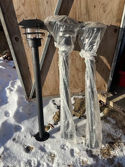 Anslut utomhusbelysning och 3 svarta pollare