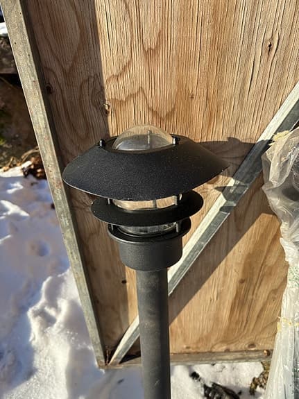 Anslut utomhusbelysning och 3 svarta pollare