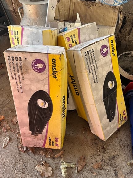 Anslut utomhusbelysning och 3 svarta pollare