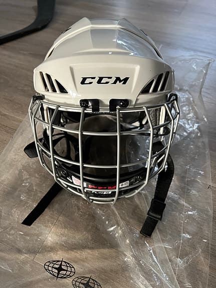 CCM Tacks P40 S ishockeyutrustning hjälm benskydd handskar vit svart