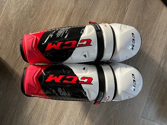 CCM Tacks P40 S ishockeyutrustning hjälm benskydd handskar vit svart