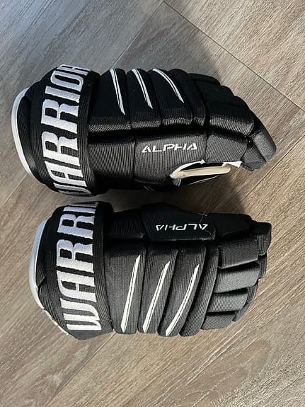 CCM Tacks P40 S ishockeyutrustning hjälm benskydd handskar vit svart