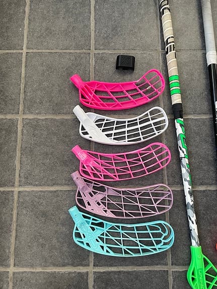 Innebandyklubbor med lösa blad i flera färger