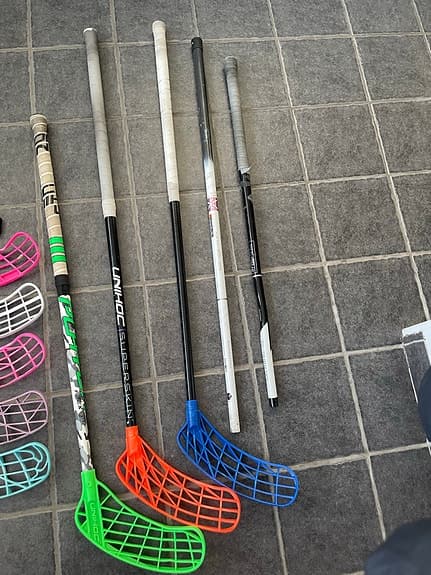 Innebandyklubbor med lösa blad i flera färger