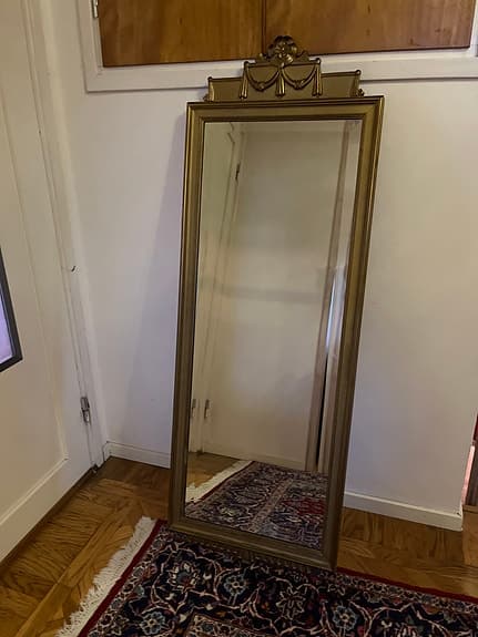 Spegel helkropp med guldfärgad ram