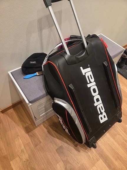 Babolat rullväska tennis svart röd