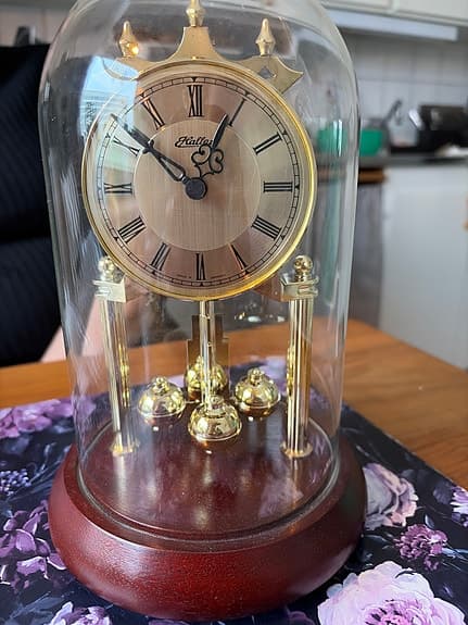 Haller 400-dagars klocka / Anniversary Clock i glaskupa