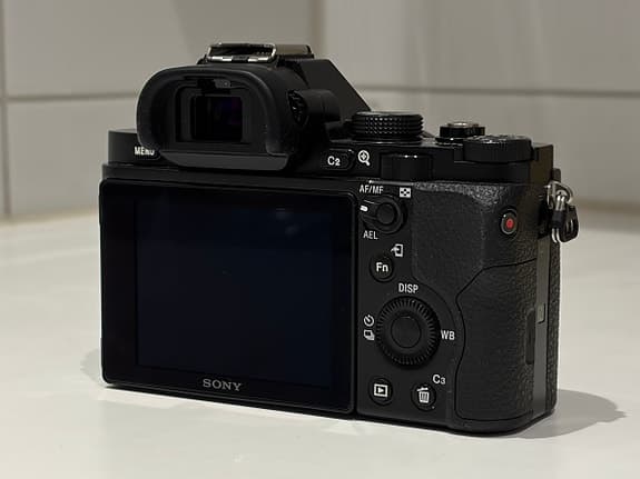 Sony A7 + FE 50mm f/1.8 (endast 1741 exponeringar)