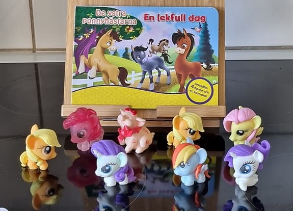 My Little Pony figurer & bok "De ystra ponnyhästarna" – komplett set