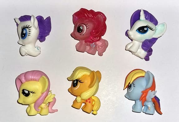 My Little Pony figurer & bok "De ystra ponnyhästarna" – komplett set
