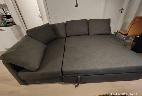 Fin IKEA hörnsoffbädd (FRIHETEN) – Säljes billigt pga flytt! + GRATIS bord