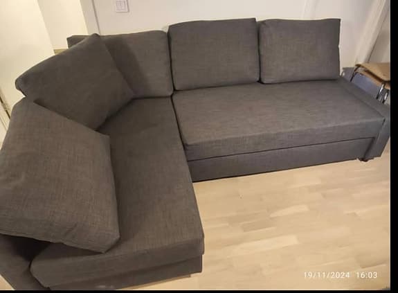 Fin IKEA hörnsoffbädd (FRIHETEN) – Säljes billigt pga flytt! + GRATIS bord