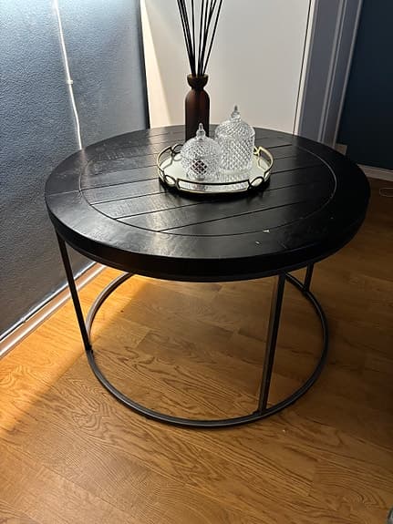 Mörkbrunt runt soffbord fr MIO säljes