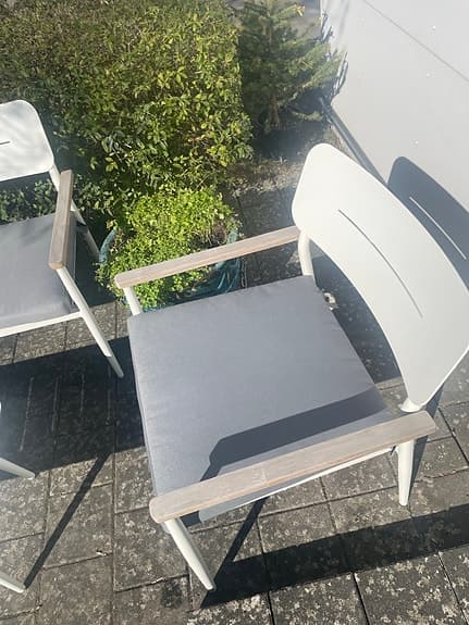 Utemöbler i metall och trä.