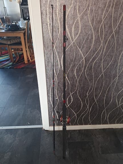 Fladen Ambition 240 fiskespö med rulle svart/röd