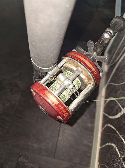 Fladen Ambition 240 fiskespö med rulle svart/röd