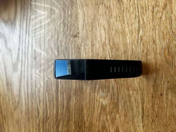 Fitbit Charge 4 svart