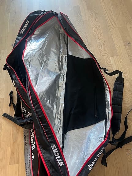 Salming innebandyväska svart röd