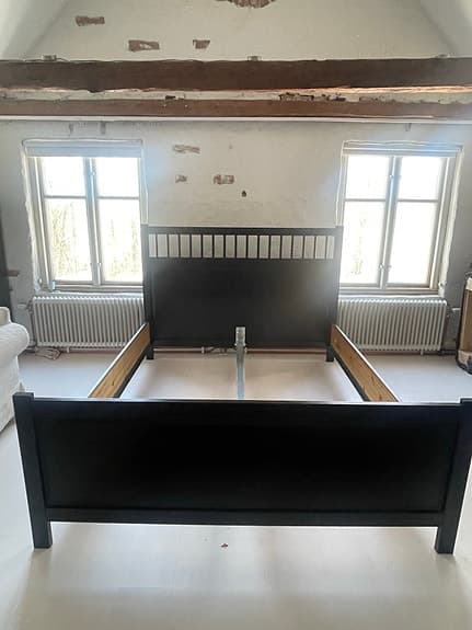 Hennes sängstomme svart.