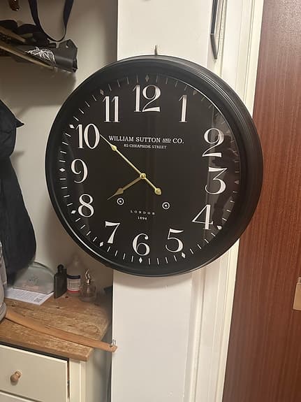 William Sutton & Co väggklocka svart
