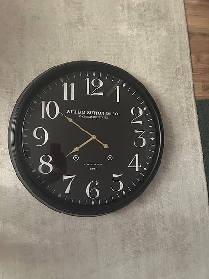 William Sutton & Co väggklocka svart