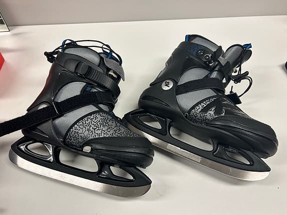 2st par skridskor justerbara storlek 35-40 samt hjälmar