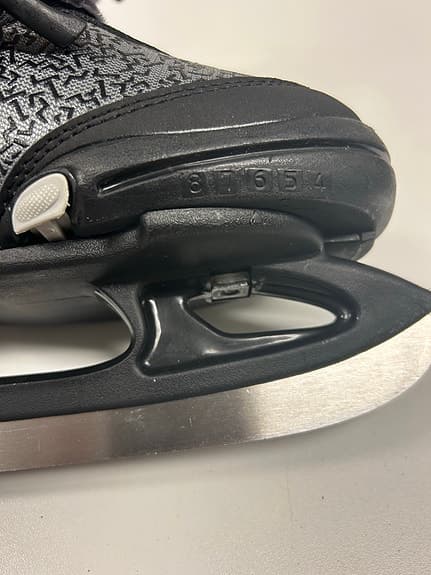 2st par skridskor justerbara storlek 35-40 samt hjälmar