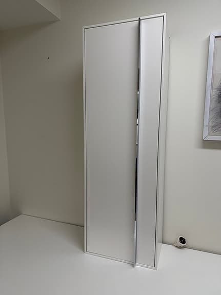Hafa badrumsskåp vitt med spegeldörr och glashyllor