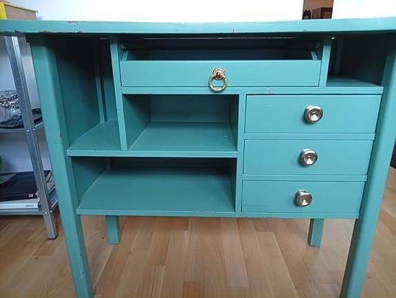 Skrivbord turkos med lådor och öppna hyllor