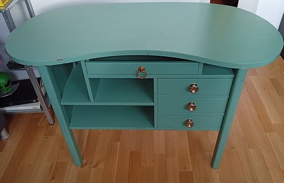 Skrivbord turkos med lådor och öppna hyllor