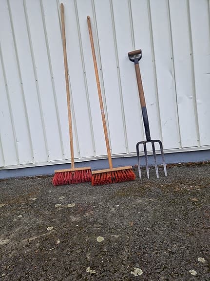 Skyfflar/ spade och gammal rullebör/ skottkärra
