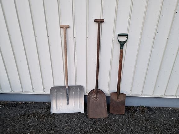 Skyfflar/ spade och gammal rullebör/ skottkärra