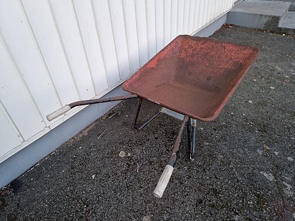Skyfflar/ spade och gammal rullebör/ skottkärra