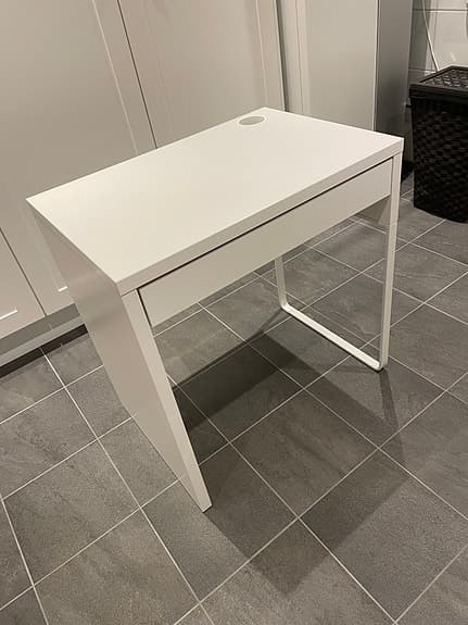 Ikea skrivbord med låda vit