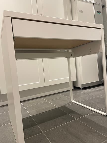 Ikea skrivbord med låda vit