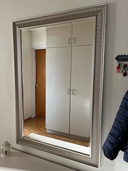 Ikea spegel med bred silverfärgad ram