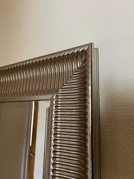 Ikea spegel med bred silverfärgad ram