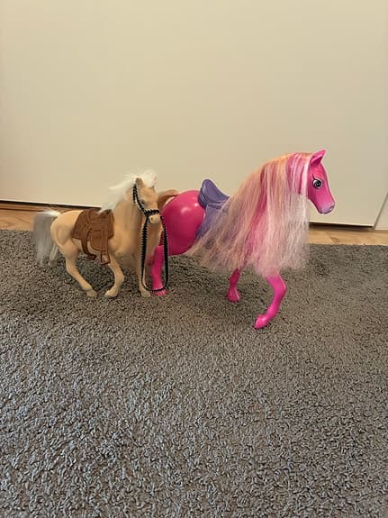 Dockor och hästar - Barbie och Steffi