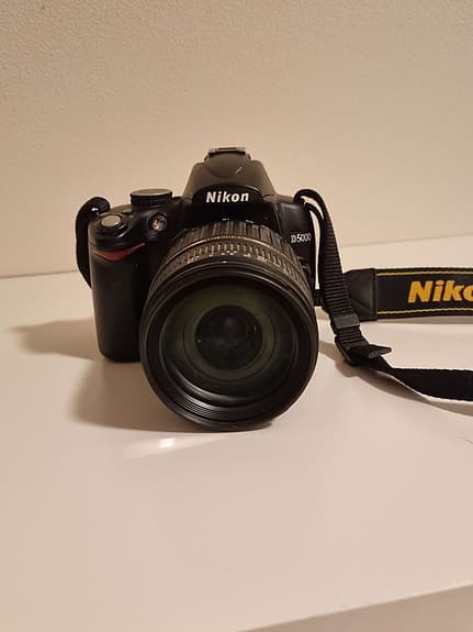 Nikon D5000 med ett Tamron 18-200mm objektiv.