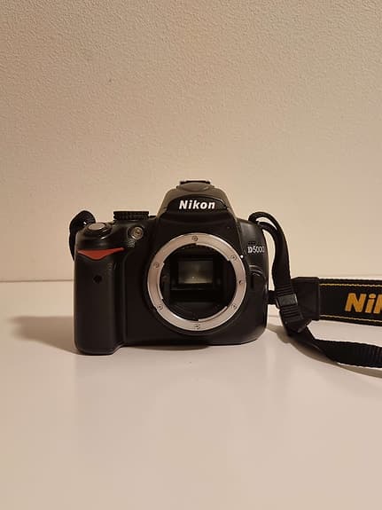 Nikon D5000 med ett Tamron 18-200mm objektiv.