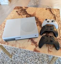 XBOX One S med 3 kontroller och spel