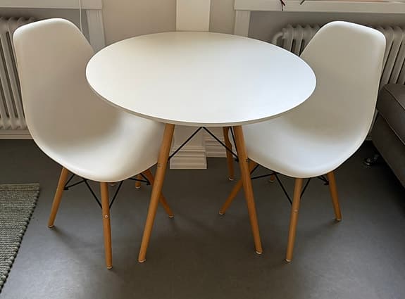 Stilren matgrupp – runt vitt bord med 2 designstolar