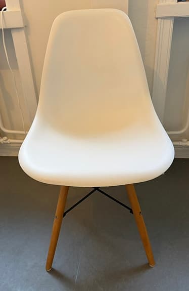 Stilren matgrupp – runt vitt bord med 2 designstolar