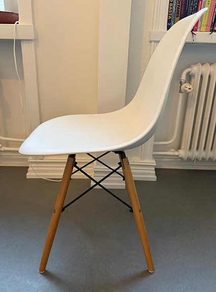 Stilren matgrupp – runt vitt bord med 2 designstolar