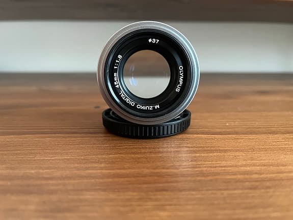 Olympus M.Zuiko Digital 45mm f/1,8 (silver)