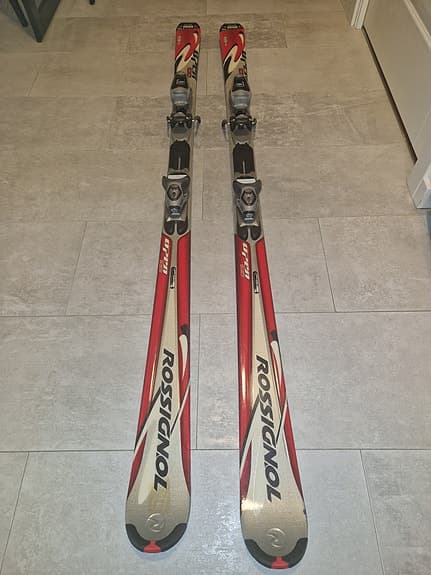 Rossignol skidor med bindningar röd/vit