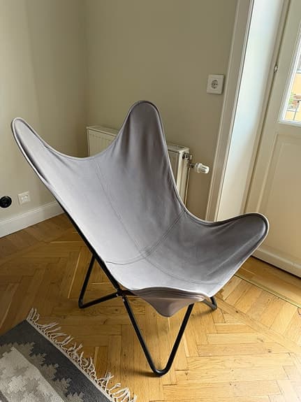 Grå fåtölj (fladdermusfåtölj) från Granit i mycket fint skick