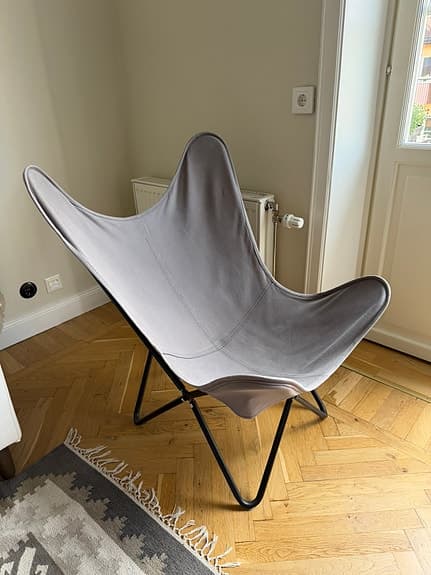 Grå fåtölj (fladdermusfåtölj) från Granit i mycket fint skick