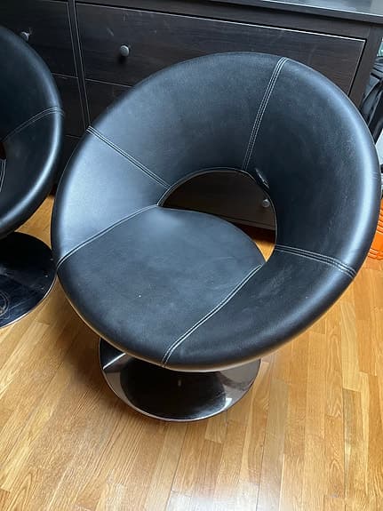 Två svarta snurrfåtöljer i konstläder / Snurrfåtölj