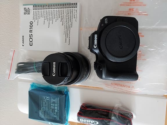 Canon EOS R100 systemkamera med RF-S 18–45mm objektiv svart